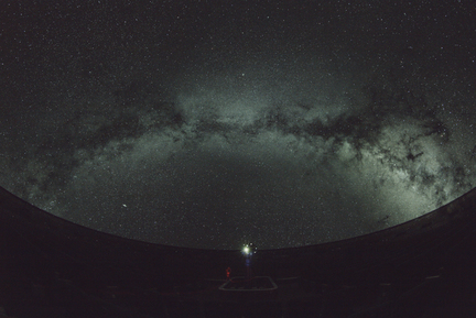 プラネタリウム内に天の川が夜空いっぱいに広がっている画像。