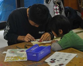 写真：ゴムスタンプづくりの様子