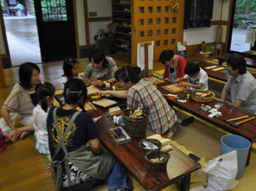写真：夏休み工作教室の様子