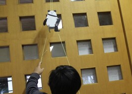 のぼるパンダのおもちゃで遊ぶ様子