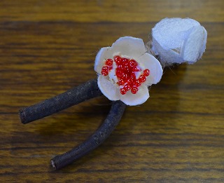 写真:マユで作る梅のブローチ