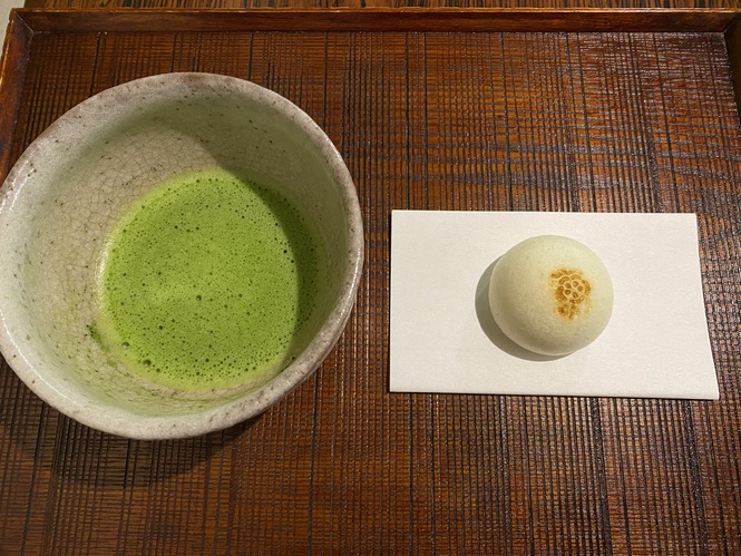 梅まんじゅうとお抹茶の写真