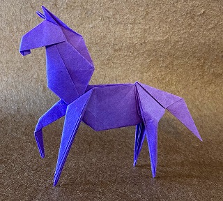 折り紙でつくった馬の写真