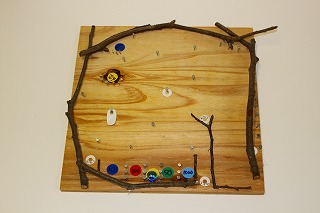 釘と小枝のゲームボードの写真