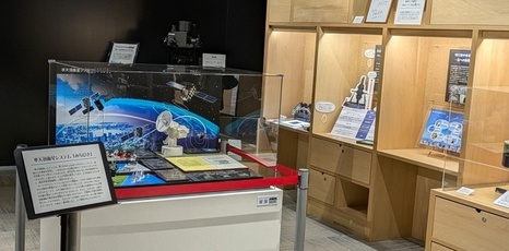 天文展示コーナー「準天頂衛星みちびき」の模型展示風景