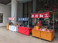飴細工などの出店の写真