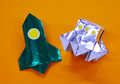 折り紙で作られたロケットとUFO
