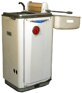 企画展「ちょっとむかしのくらし」画像2　ローラーで脱水する洗濯機