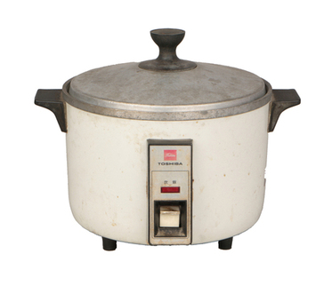 企画展「ちょっとむかしのくらし」画像1　初期の炊飯器