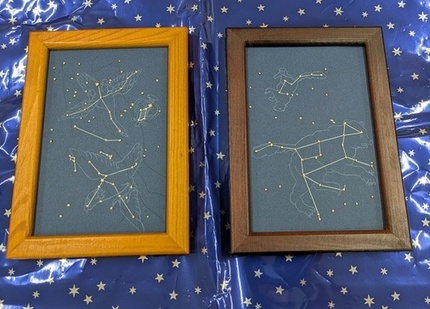 フォトフレームに入った「星砂で星座絵を作ろう!」の作品。左は夏の大三角、右はおおぐま座とこぐま座。